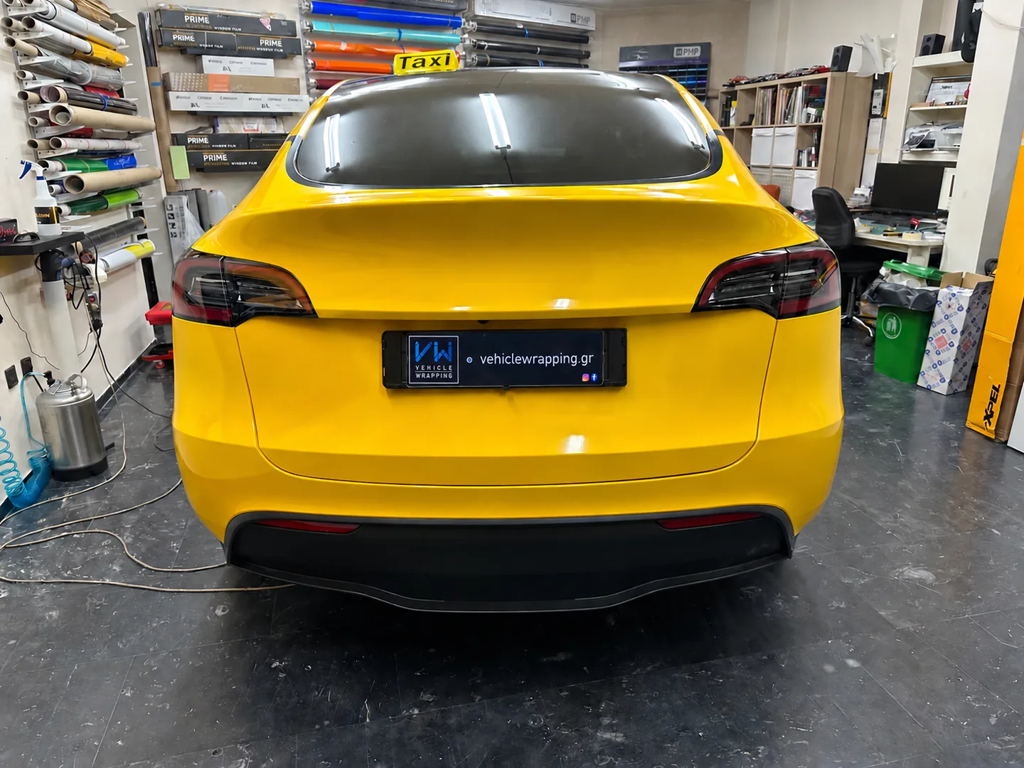 Κίτρινο Tesla taxi μετά την εφαρμογή μεμβράνης περιτύλιξης