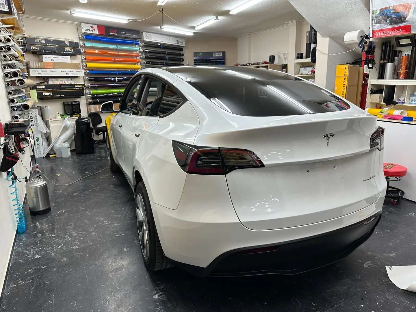 Λευκό Tesla πριν από την εφαρμογή μεμβράνης περιτύλιξης